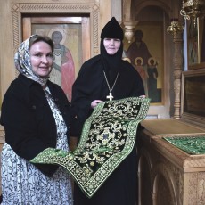 Передан шитый покров в дар на гробницу прп. Софии